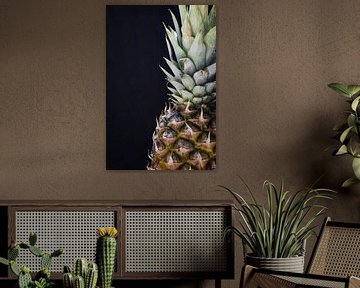 Fruit d'ananas avec tête de feuille dressée sur fond noir sur Western Exposure