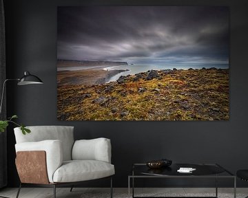 Bedrohliche Wolkendecke über einer Landschaft in Island