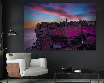 prachtige wolkenlucht boven de verlichte oude stad van Bonifacio op Corsica van gaps photography