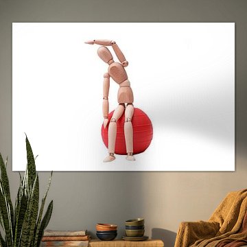Poupée en bois faisant un exercice de physio sur un ballon de gym