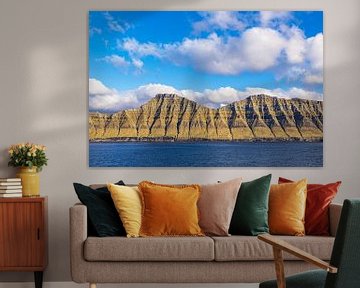 Blick auf die Felsen der Färöer Inseln mit Wolken