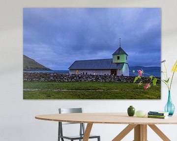 L'église Ólavskirkjan dans le village de Kirkjubøur aux îles Féroé In sur Rico Ködder