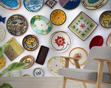 Bunte Keramik Teller an einer Ladenfassade in Sagres an der Algarve Portugal 1