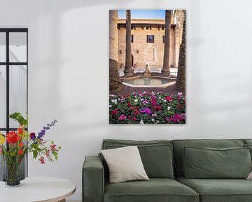 Fontaine entourée de palmiers et de fleurs au Palais de Majorque | Photographie de voyage sur Kelsey van den Bosch