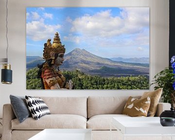 Balinees beeld voor de Gunung Agung, Bali. van Anne Ponsen