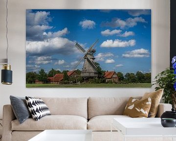 Een historische oude houten windmolen