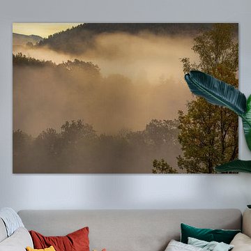 Herbstnebel in den Bergen.