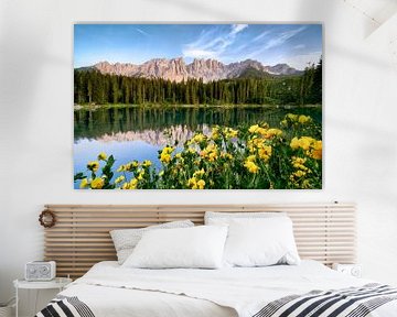 Schöner Bergsee in den Dolomiten mit blühenden Alpenblumen von Voss Fine Art Fotografie