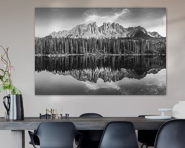 Lac de montagne avec un beau reflet dans les Dolomites en noir et blanc sur Manfred Voss, Schwarz-weiss Fotografie