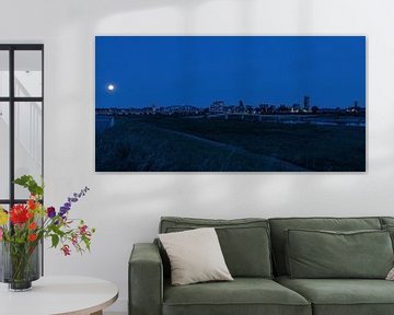 Skyline von Nimwegen bei Nacht von Bill hobbyfotografie