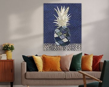 Blauwe ananas - analoge/digitale collage in blauw van Aribombari - Ariane Nijssen