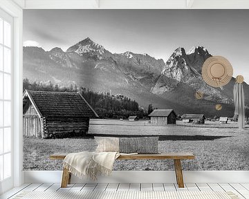Almwiesen und Berghütten bei Garmisch Partenkirchen in schwarzweiß