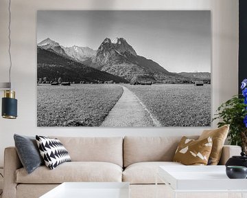 Landschaft in den Bergen bei Garmisch Partenkirchen in schwarzweiß von Manfred Voss, Schwarz-weiss Fotografie