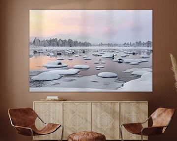 SPectaculaire paysage hivernal aux couleurs pastel en Laponie suédoise sur Krijn van der Giessen