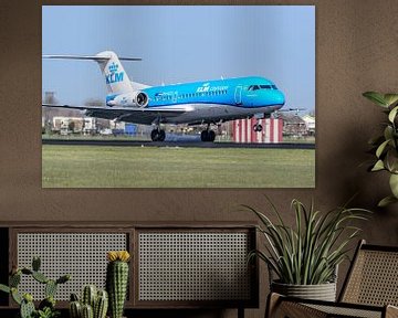 KLM Fokker 70 landet auf dem Flughafen Schiphol. von Jaap van den Berg