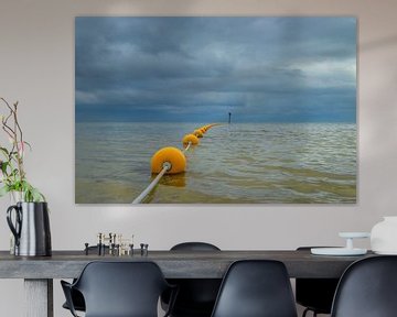 Bouées de natation à la plage de Mirnser Klif sur le lac IJsselmeer sur Ytje Veenstra