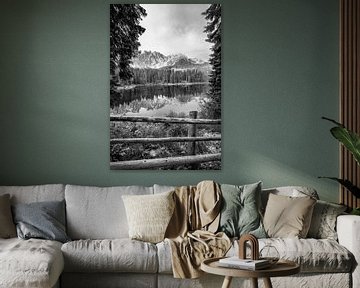 Karersee in den Dolomiten in Italien im Hochformat in schwarzweiß von Manfred Voss, Schwarz-weiss Fotografie