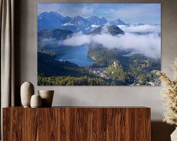 Alpsee en kasteel Hohenschwangau in de herfst van Walter G. Allgöwer