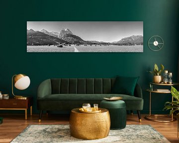 Panorama van alpenweiden in de bergen bij Garmisch Partenkirchen in zwart-wit van Manfred Voss, Zwart-Wit Fotografie