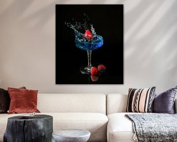 Aardbei Splash in blauwe cocktail van Alvadela Design & Photography