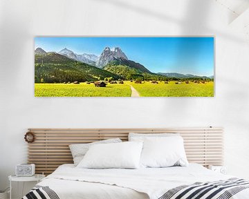 Bergpanorama met weiden en hutten bij Garmisch Partenkirchen van Voss Fine Art Fotografie