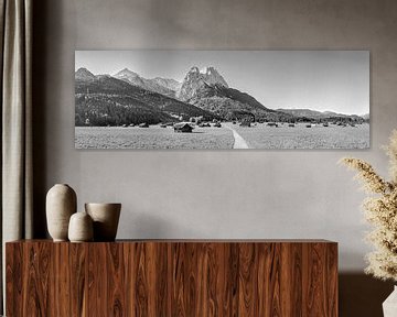 Bergpanorama met weiden met hutten bij Garmisch Partenkirchen in zwart-wit van Manfred Voss, Schwarz-weiss Fotografie