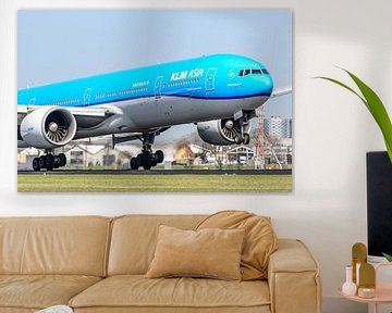 Landung einer KLM Boeing 777-300. von Jaap van den Berg