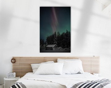 Magische Nordlichter über einer verschneiten Hütte in Schweden von Krijn van der Giessen