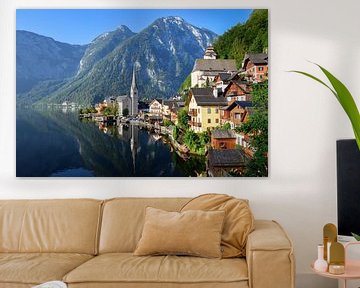 Dorp Hallstatt met kerk aan het meer in Oostenrijk