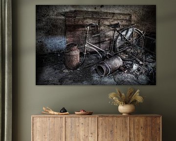 Een oude fiets op een verlaten zolder