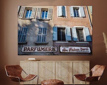 Parfümerieschild neben Traiteur-Schild an provenzalischer Fassade von Frans Scherpenisse