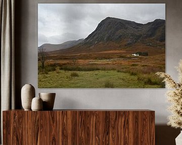 Schotse hooglanden met wit huisje van Bart Rienties