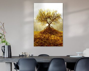 Baum mit goldene Blattfärbung auf Laubhaufen von Besa Art