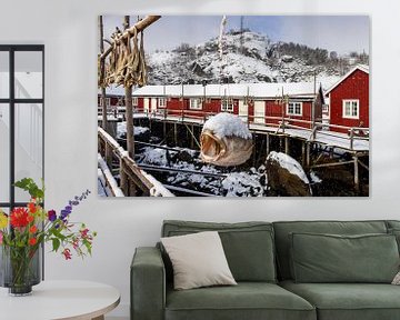 Traditionele visserswoningen op houten palen op de Lofoten in Noorwegen