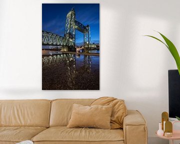 Spiegelungen in Rotterdam, Eisenbahnbrücke De Hef im Abendlicht von Raoul Baart