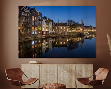 L'Aelbrechtskolk dans le quartier historique de Delfshaven pendant l'heure bleue sur Raoul Baart