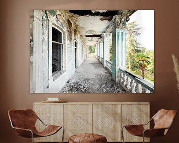 Terrasse d'une villa abandonnée au bord de la mer Noire sur Times of Impermanence