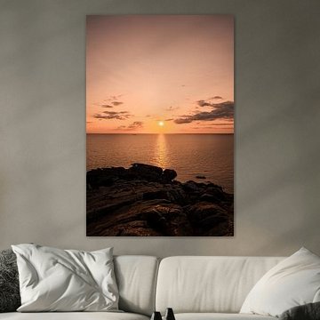 De zon zakt in de zee