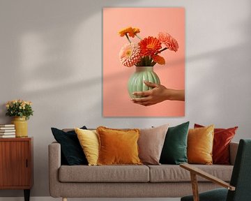 Orangefarbene Blumen in Vase von studio snik.