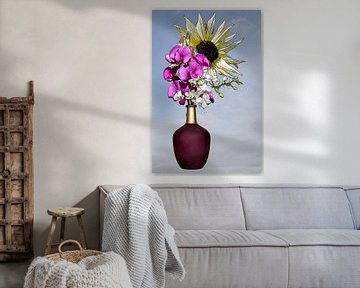 illustratie van een vaas met wildbloemen zoals een zonnebloem en orchideen van W J Kok