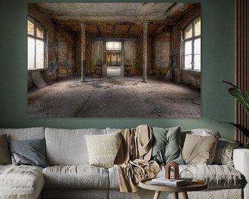 Kamer in Verlaten Beelitz Complex, Duitsland. van Roman Robroek