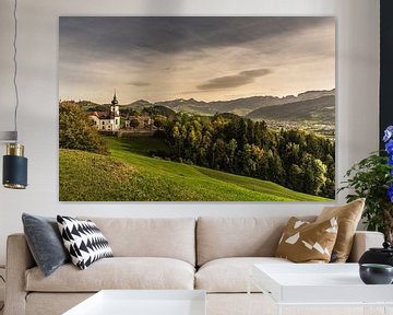 Dorpskerk met uitzicht op de Appenzeller Alpen, Zwitserland