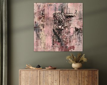 Schotse hooglander semi abstract in roze en taupe van Emiel de Lange