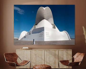 Auditorio de Tenerife  tegen strak blauwe lucht. van Adri Vollenhouw