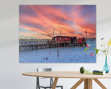 Zonsondergang bij de pier in de vissershut met visnet in de lagune van Comacchio van Animaflora PicsStock