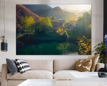 Village et lac d'Isola Santa en automne. Garfagnana, Italie sur Stefano Orazzini