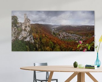 Herbstlicher Glanz der Schlossmauern von Julia Schellig
