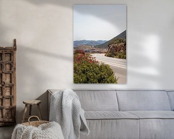 Die Straße entlang der Nordküste Kretas mit Bergen | Reisefotografie von Kelsey van den Bosch