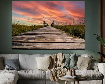 Houten brug in de kwelders op de Noordzee bij zonsondergang van Animaflora PicsStock