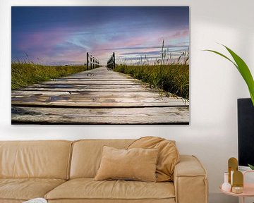 Holzbrücke in den Salzwiesen an der Nordsee im Sonnenuntergang